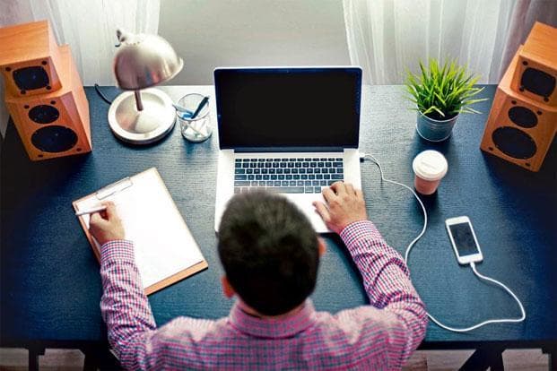 Uyda o‘tirib o‘rganish mumkin bo‘lgan daromadli kasblar: 2026-yilda eng real va talabgir yo‘nalishlar