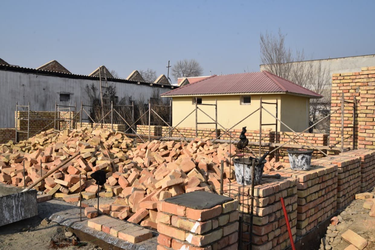 Noqonuniy qurilish uchun jarima (2026): qancha to‘lanadi va uyni buzdirishadimi?